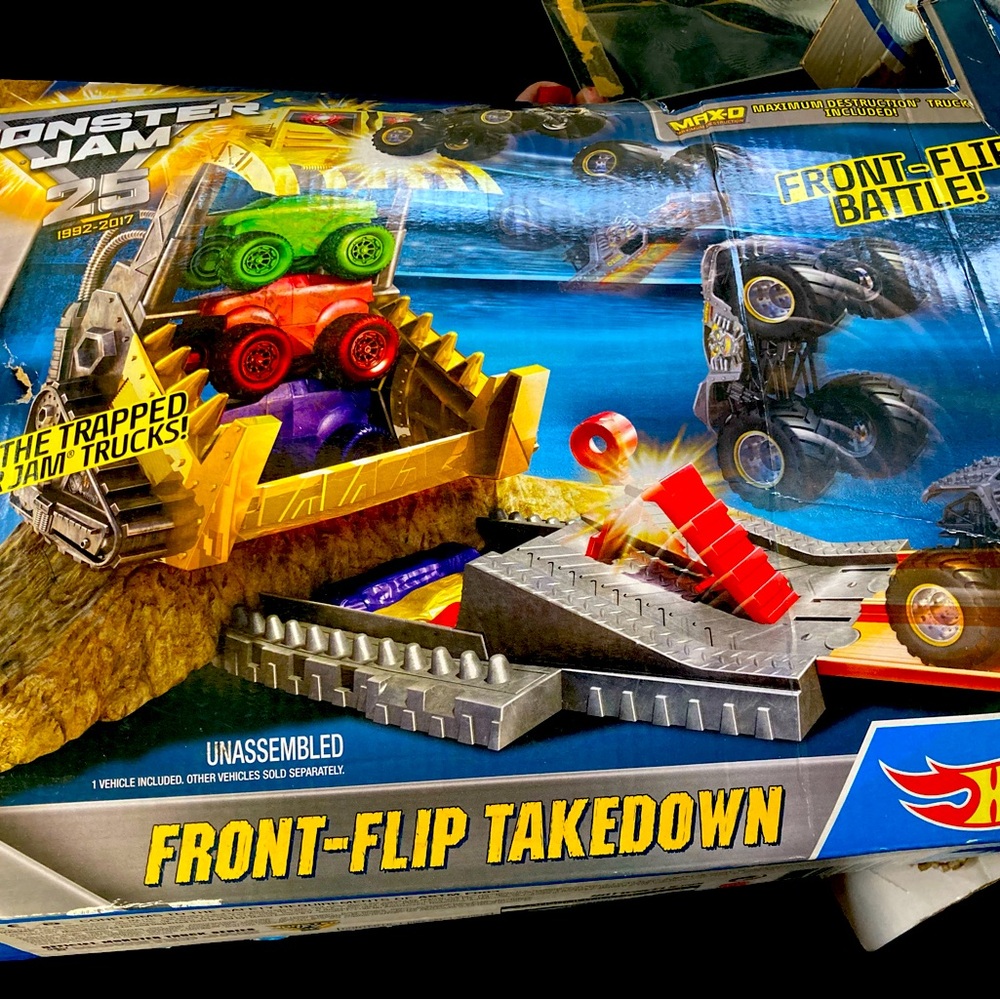 Hot Wheels Monster Truck 25 Front-Flip Takeover & 26 Monster Trucks